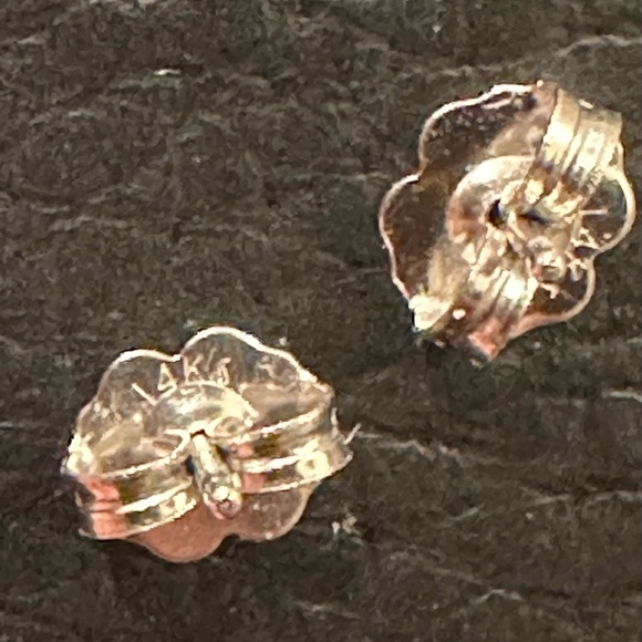 14k white gold pair of initial P earrings with friction posts - Picture 8 of 8